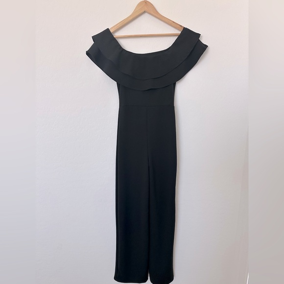 Off the shoulders romper
Size small 
Fashion nova - Picture 2 of 2